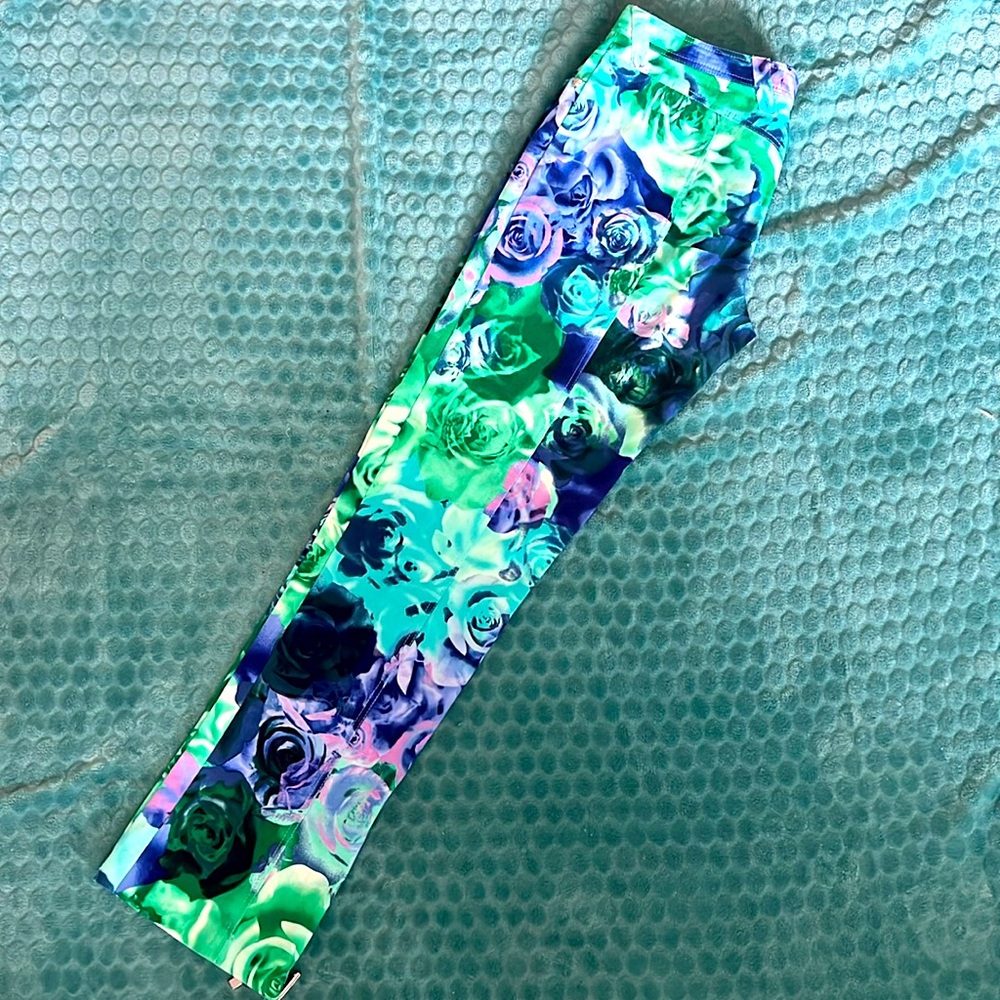 💥Gianni Versace Jeans - EUC - Beautiful Medusa Button Green Blue Rose Print
